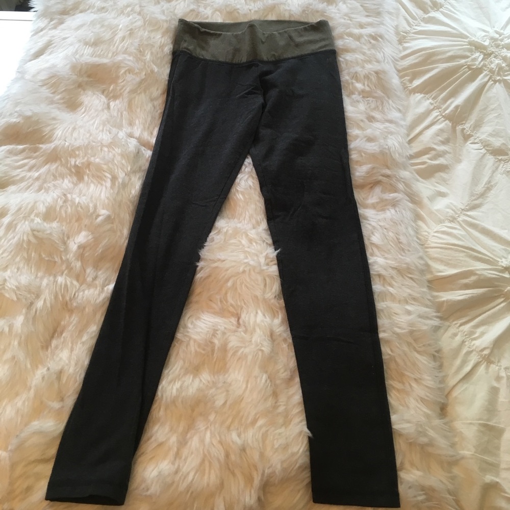 EXCELLENT DEAL! Victoria's Secret grey leggings!