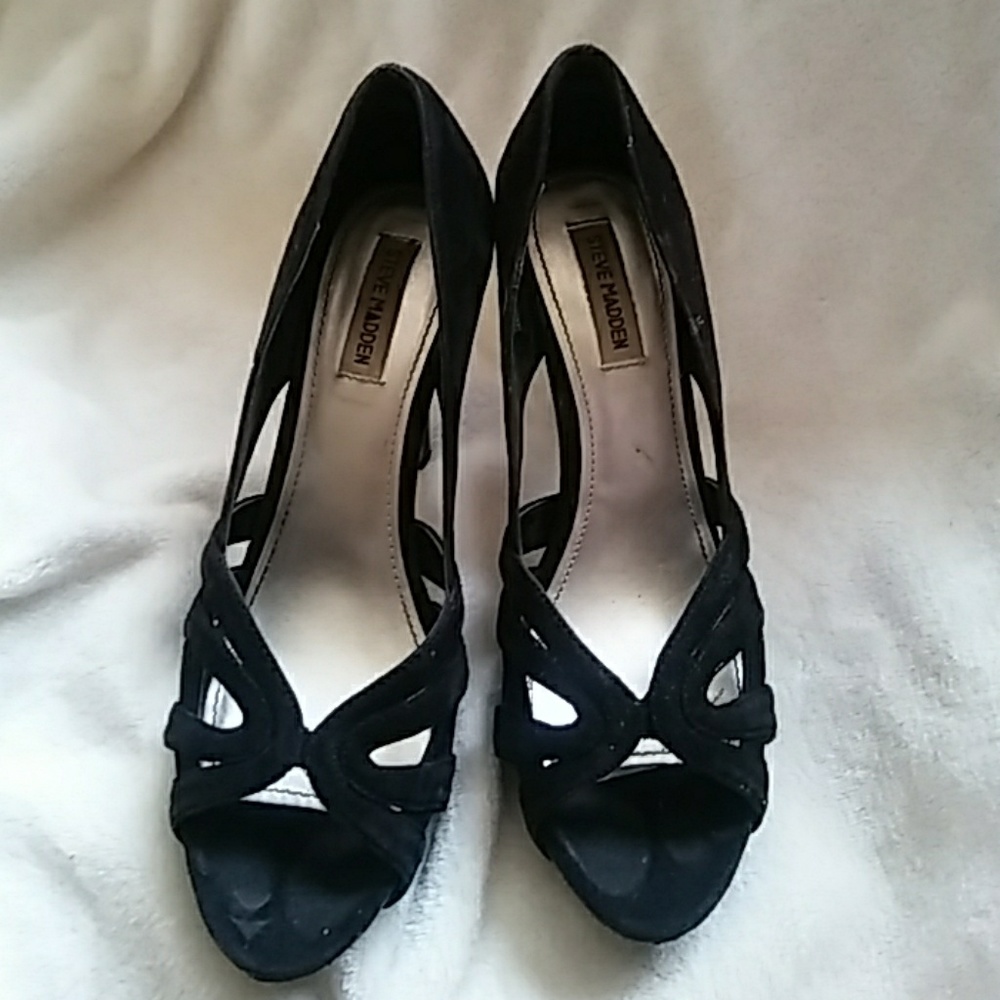 SOLD!!!!  Steve Madden Black Pumps