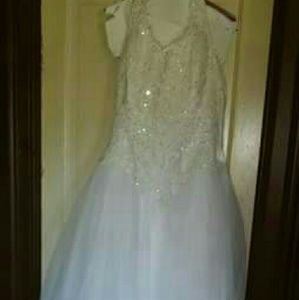 Size 18 wedding dress undershirt and. Veils