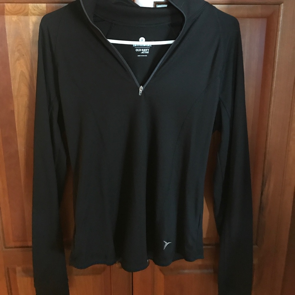 Women's semi fitted 1/4 zip top.