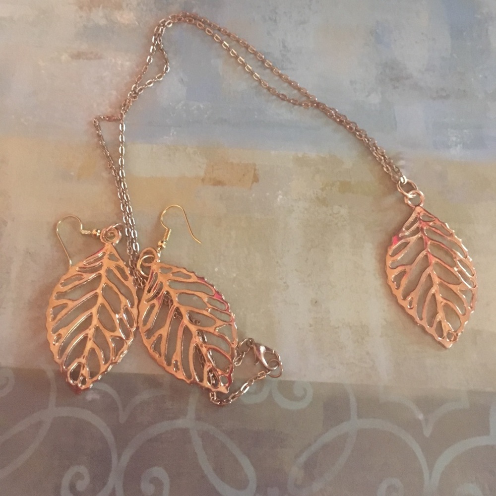 A set of leaf earrings and matching pendant
