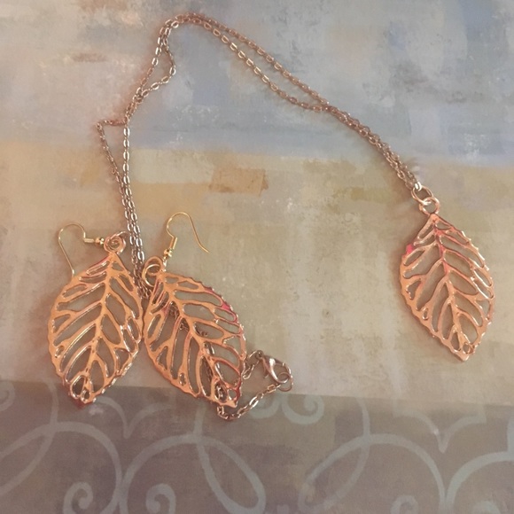 A set of leaf earrings and matching pendant - Picture 1 of 3