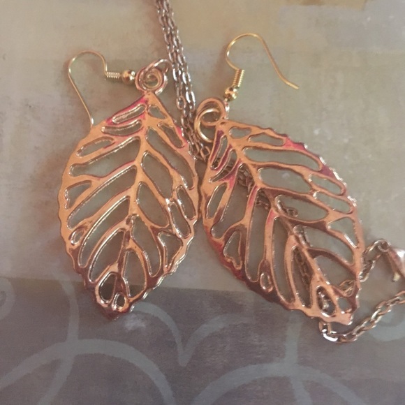 A set of leaf earrings and matching pendant - Picture 2 of 3