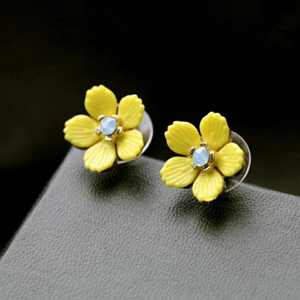 Yellow flower and crystal earring