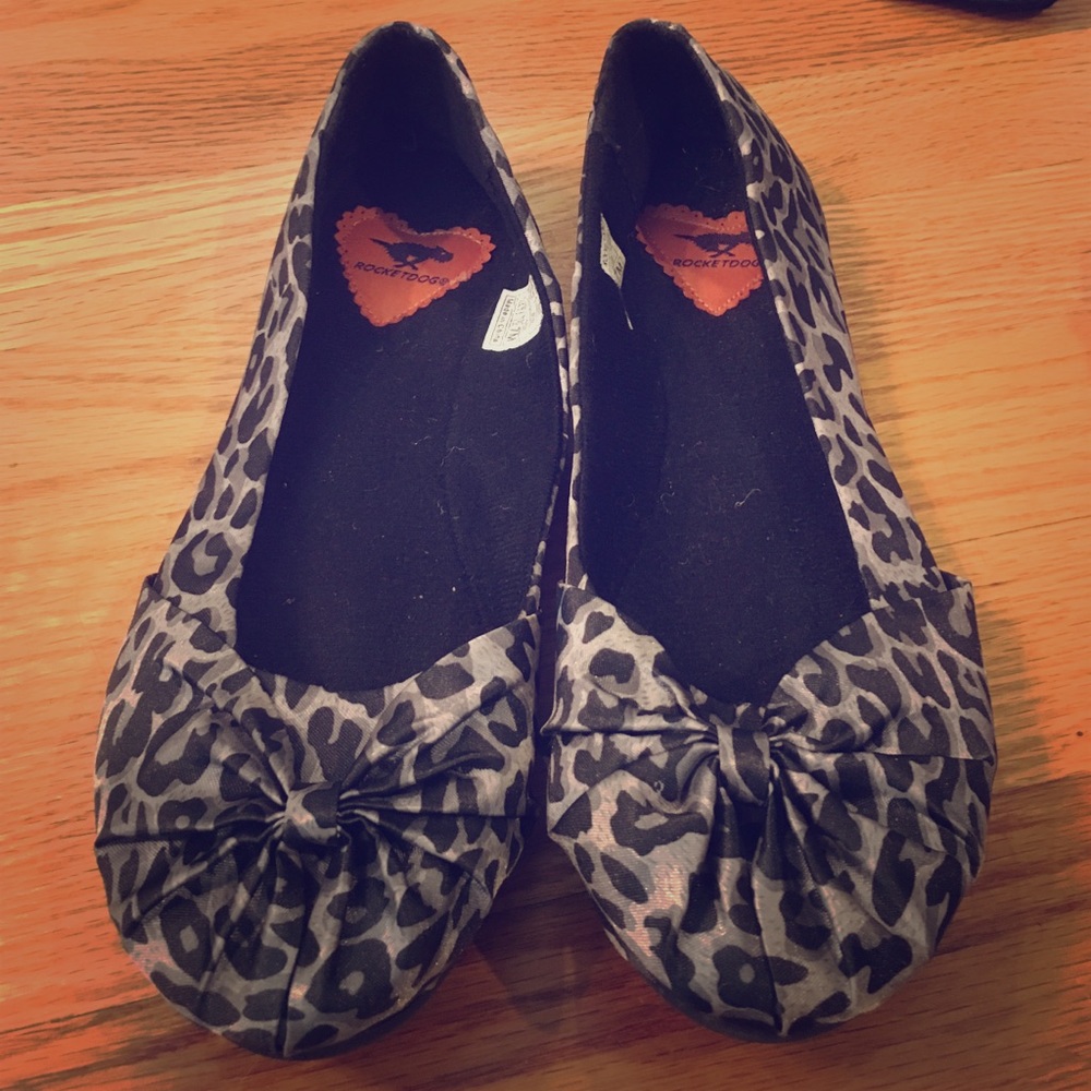 Grey cheetah print flats