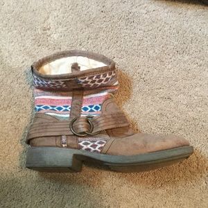 Rosy tribal print boots