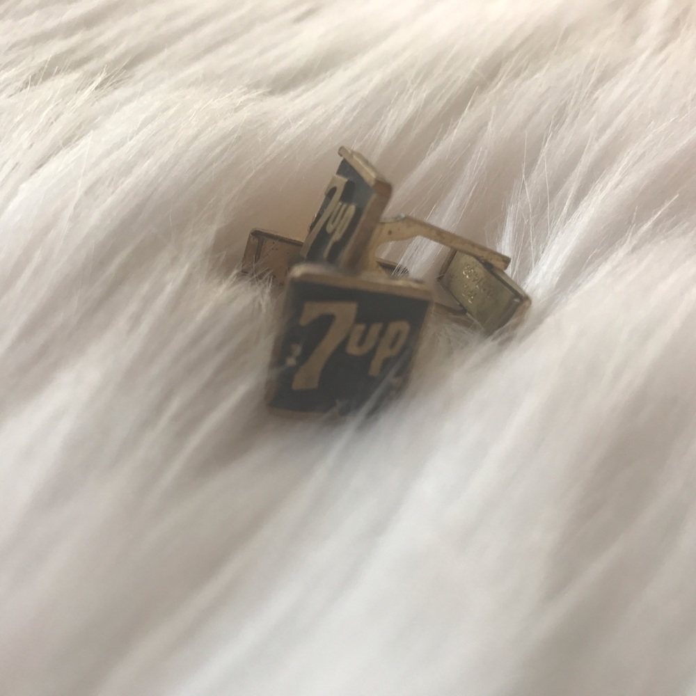 Vintage 7up cuff links.