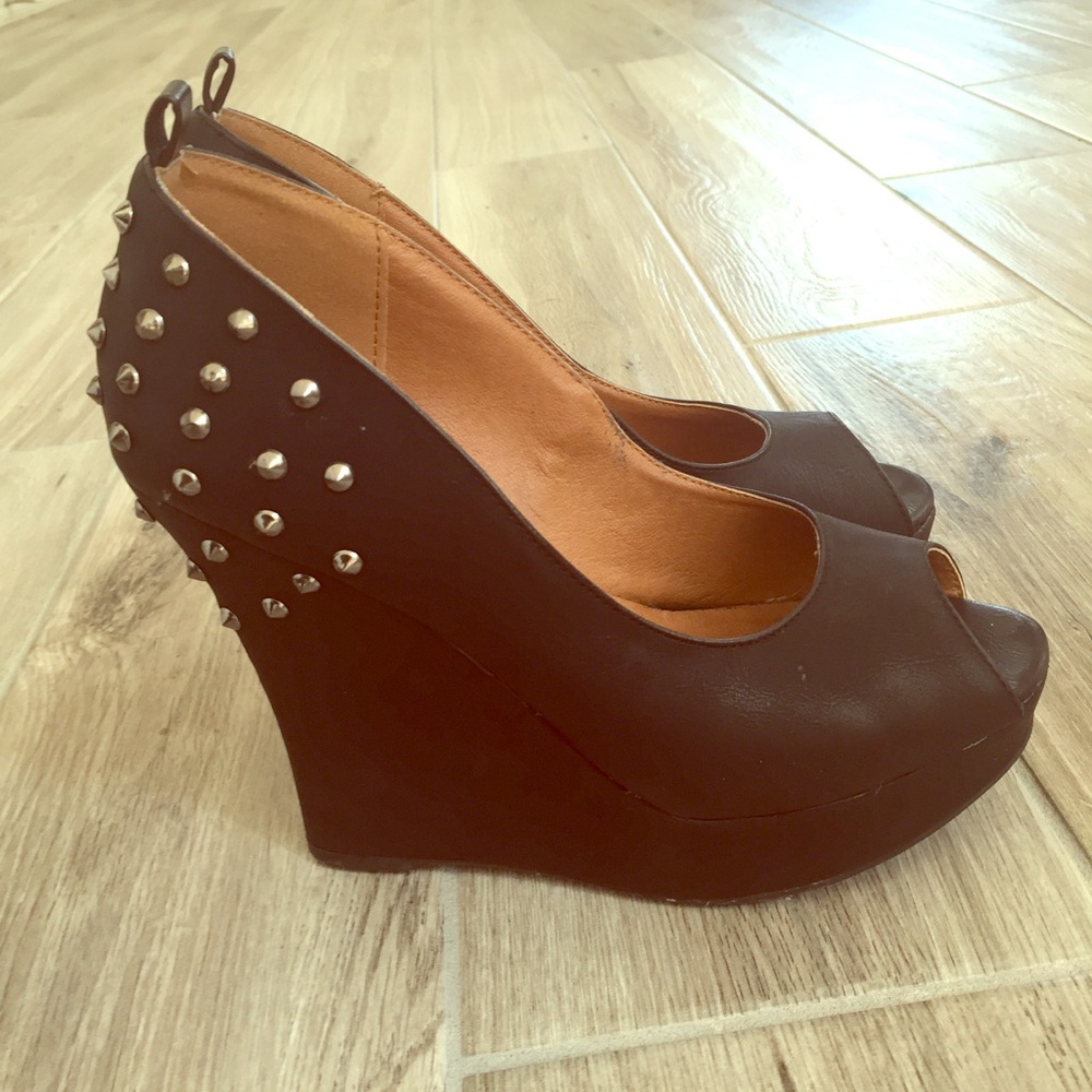 Black wedges with metal studs design