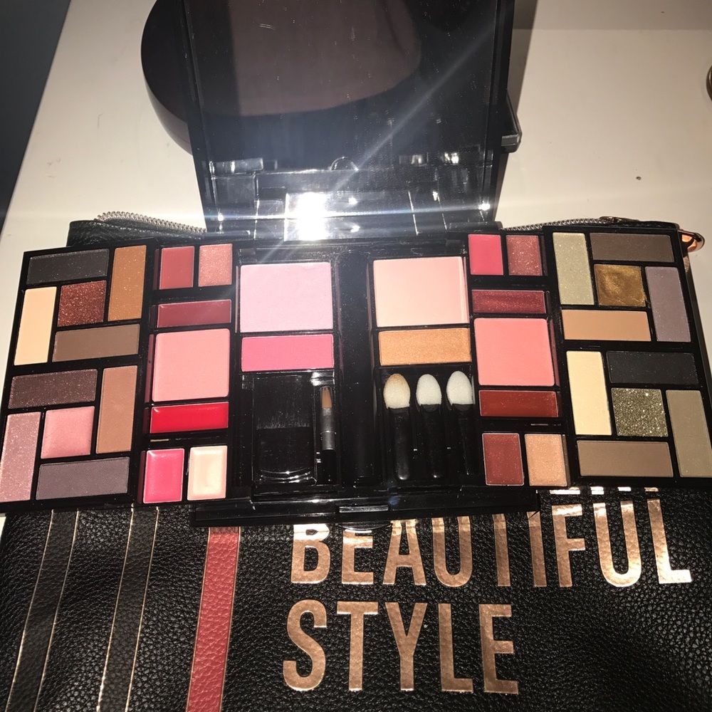 Eyeshadow/blush pallet