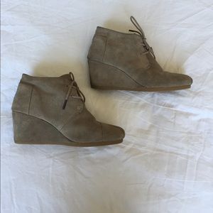 TOMS washed canvas desert wedge: size 8