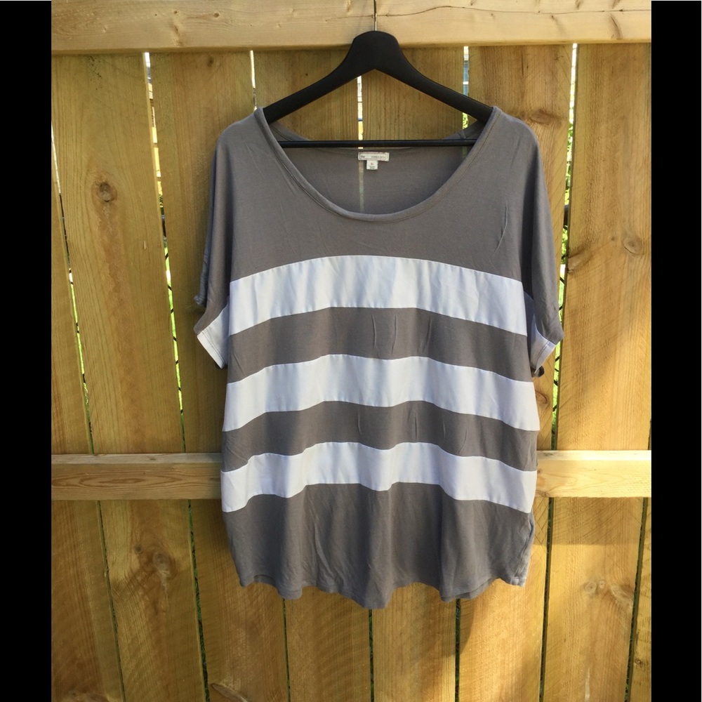 GAP white stripe gray short sleeve shirt