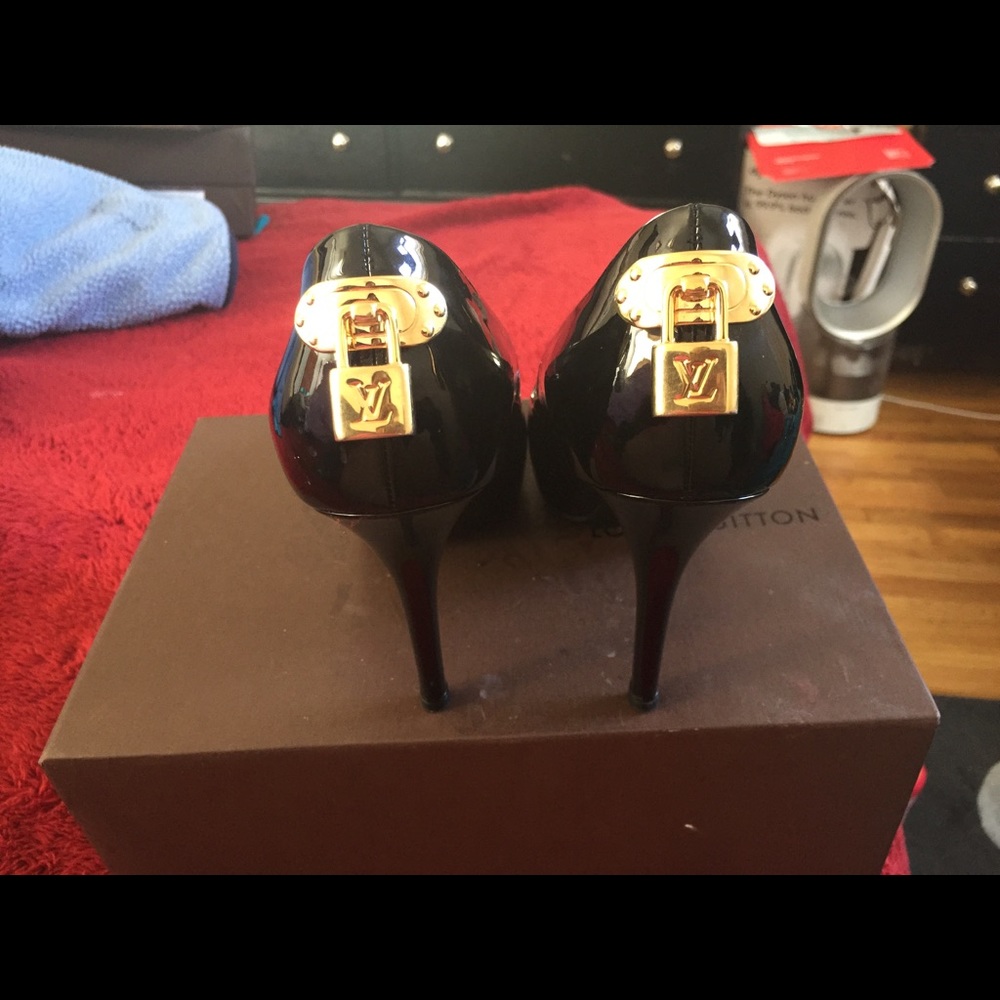 Ladies Louis Vuitton peep toe shoes
