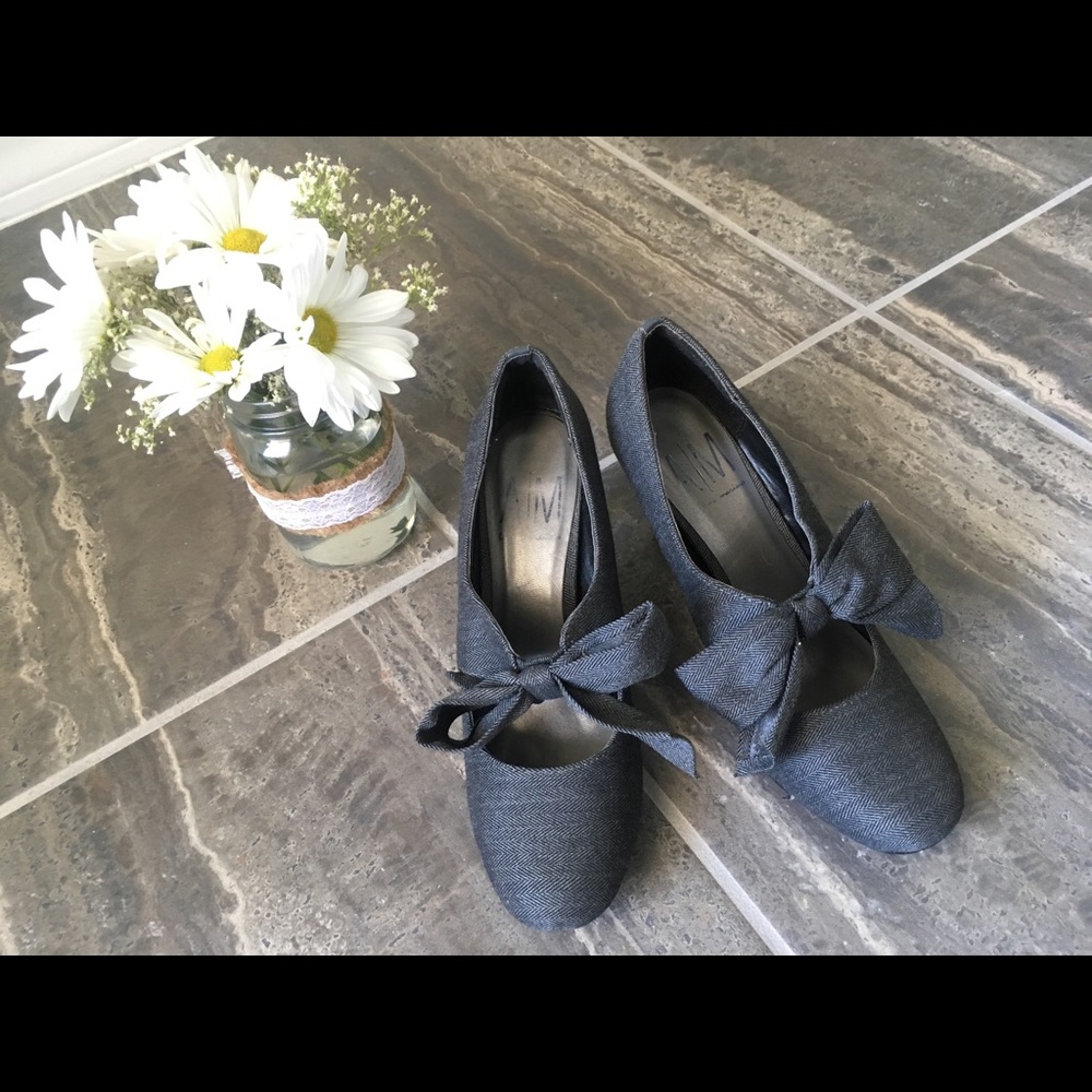 Sz 7.5 Gray Herringbone Heels w/ Bow