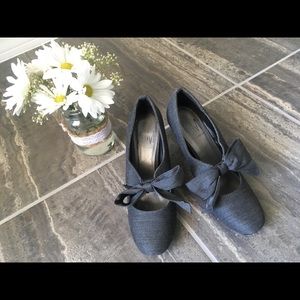 Sz 7.5 Gray Herringbone Heels w/ Bow