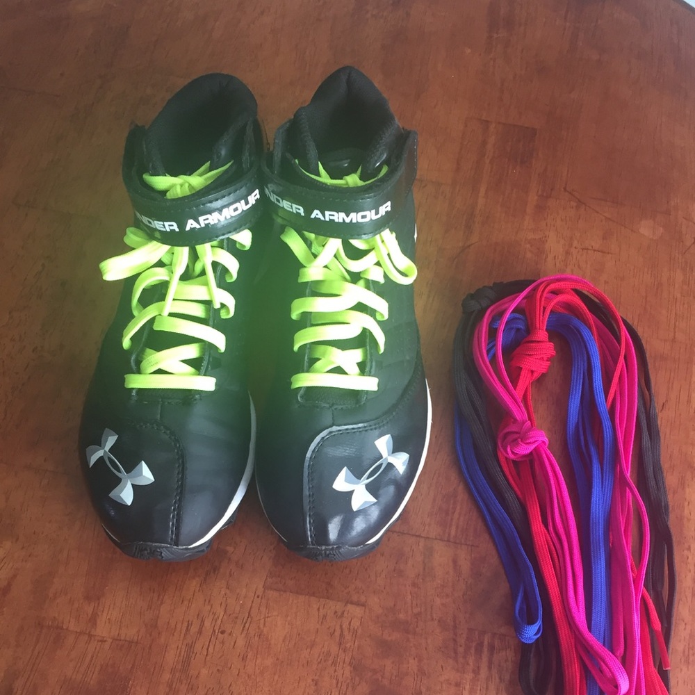 Boys' Under Armour size 4Y football cleats