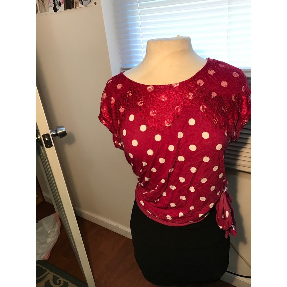 Pretty polka dot shirt🌺