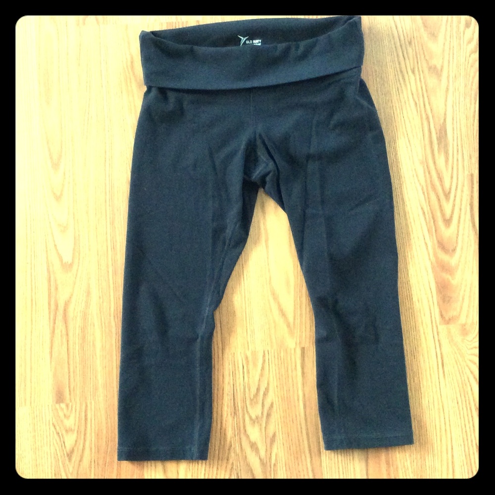 EUC Old Navy Maternity Active Cropped Pants S