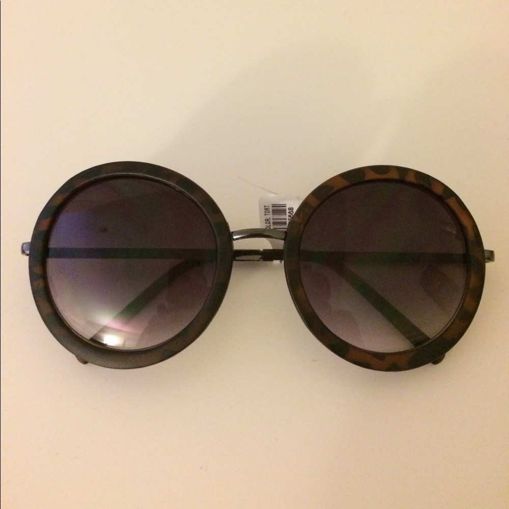 Round frame tortoise shell sunglasses