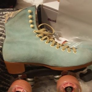 Mint Moxi Suede Skates