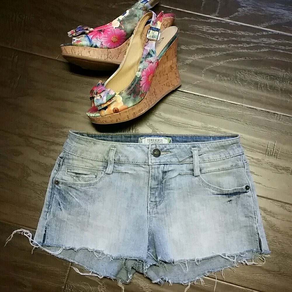 💞Forever 21💞 Distressed denim short