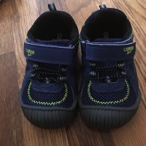 Toddle boy athletic shoe size 6