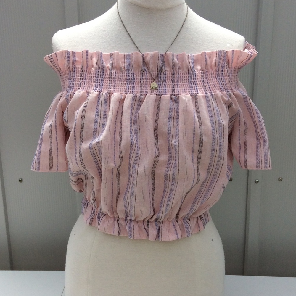 Off the shoulder crop top 🌸