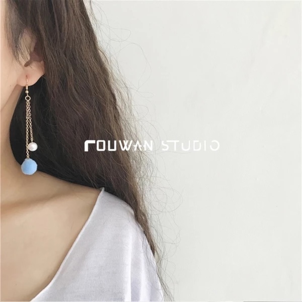 Pon pon ear ring handmade Korean hot style 2017🌟