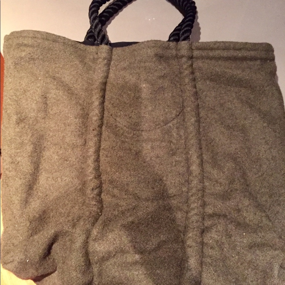 ROGUES GALLERY BLANKET BAG.