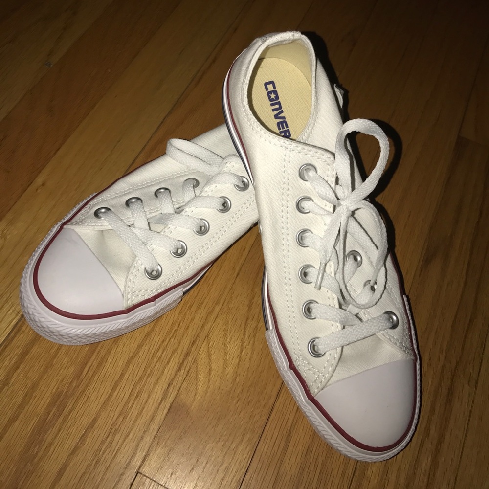 ✨BRAND NEW ✨White Converse