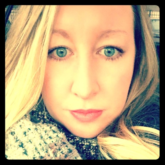 Meet Your Posher, Alyssa - Picture 2 of 8