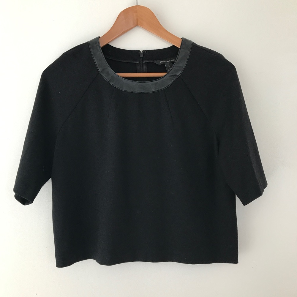 Pretty top w/ leather collar