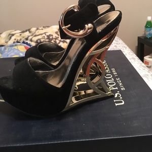 Black and gold heels for sale