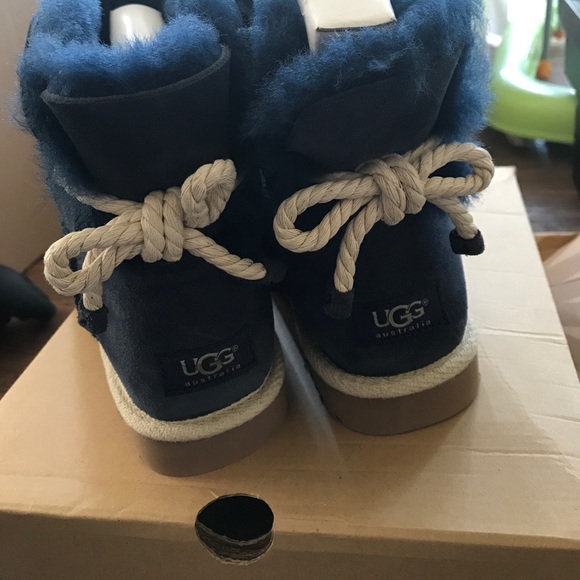 UGG - Picture 3 of 3