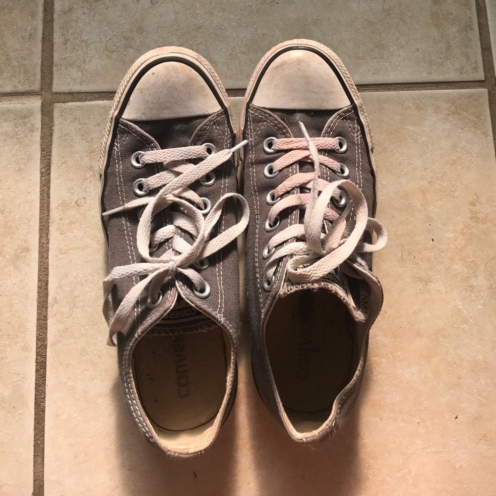 grey low top converse