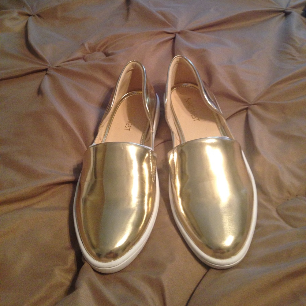 New without box Nine West gold slip on
