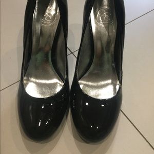 Jessica Simpson black patent leather pumps