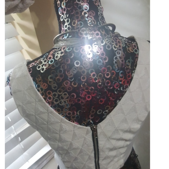 V-neck  Crop Top - Picture 2 of 4