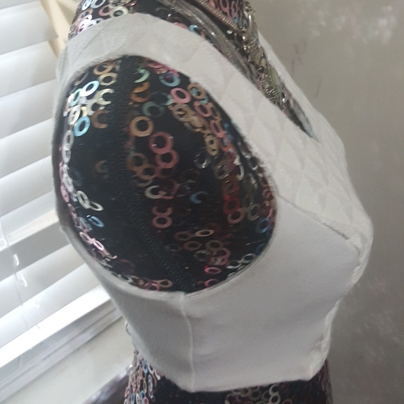 V-neck  Crop Top - Picture 3 of 4