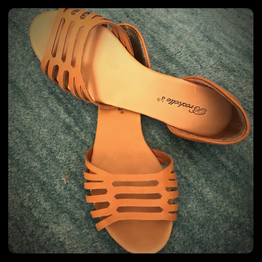 Tan Open Toed Flats