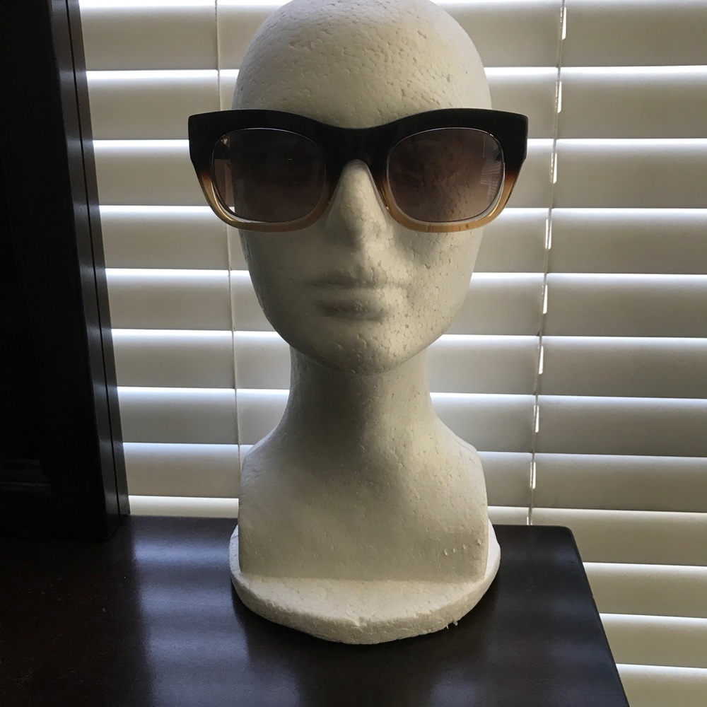 NWOT RETRO VERA WANG SUNGLASSES
