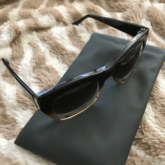 NWOT RETRO VERA WANG SUNGLASSES