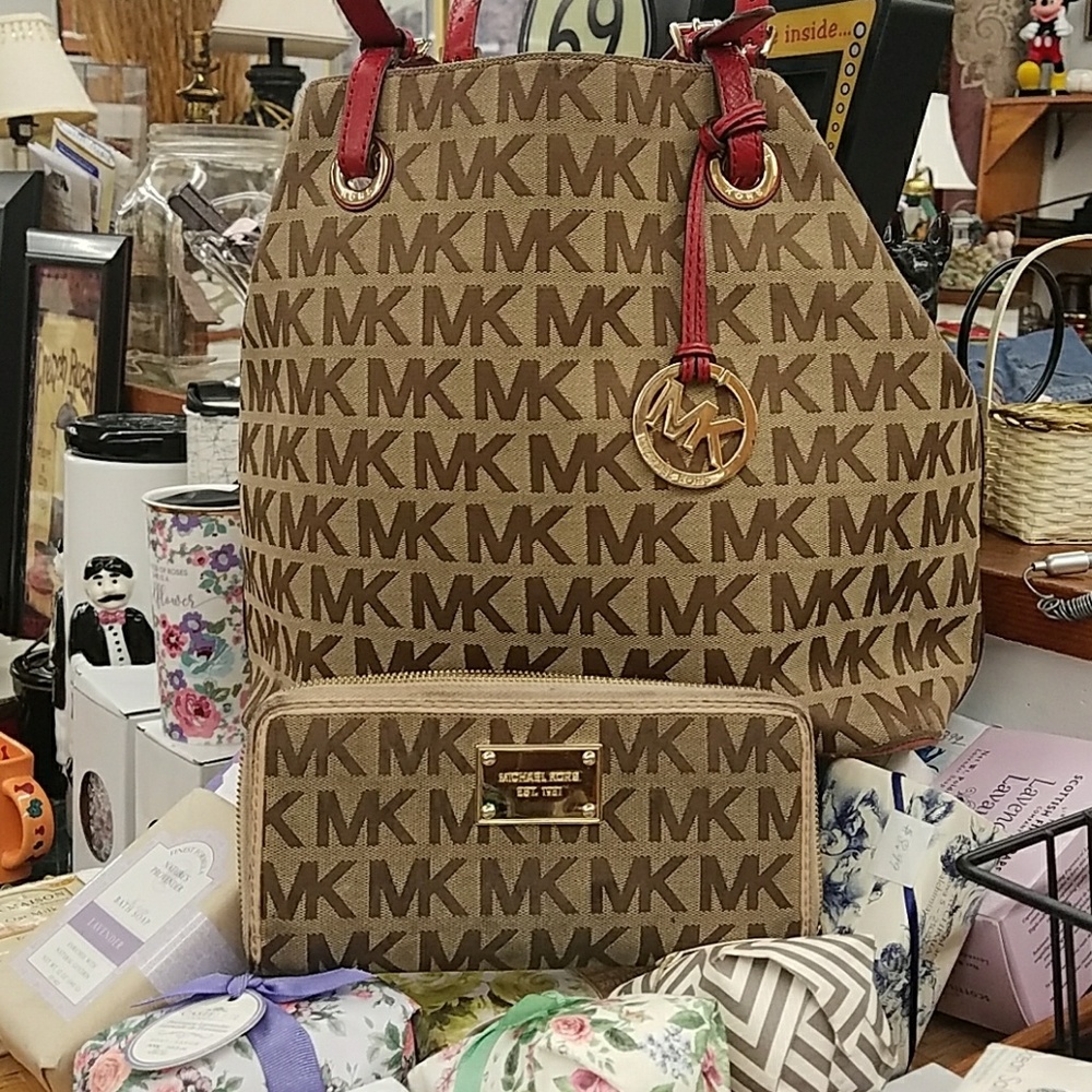 Michael kors shoulder purse and wallet