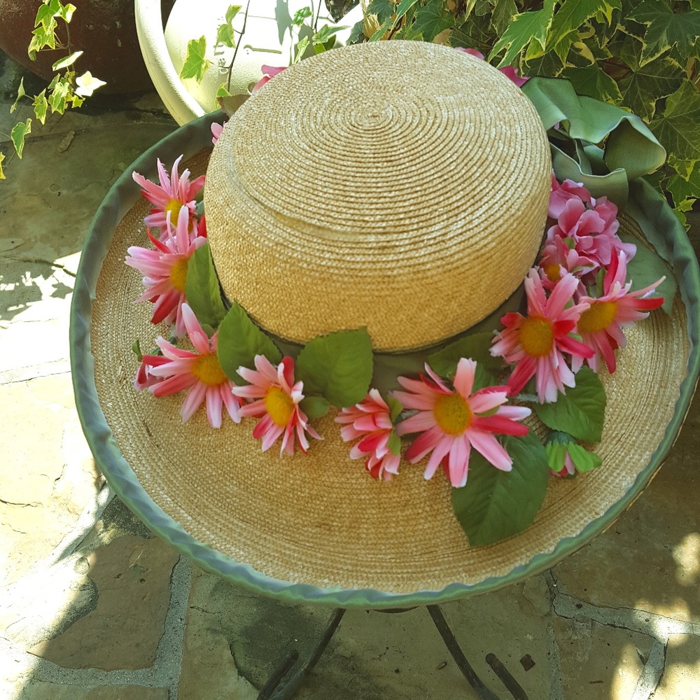 Darling summer straw hat with flowers