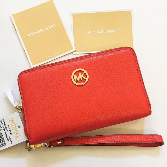 Michael Kors Handbags - NWT Michael Kors Fulton phone case wallet/wristlet