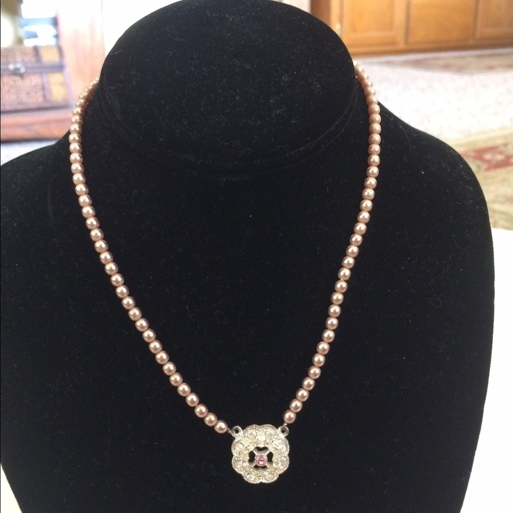 Necklace in faux pale pink pearls