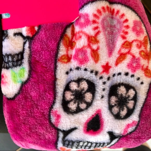 Betsey Johnson Pink Sugar Skull Blanket Queen/Full - Picture 5 of 6