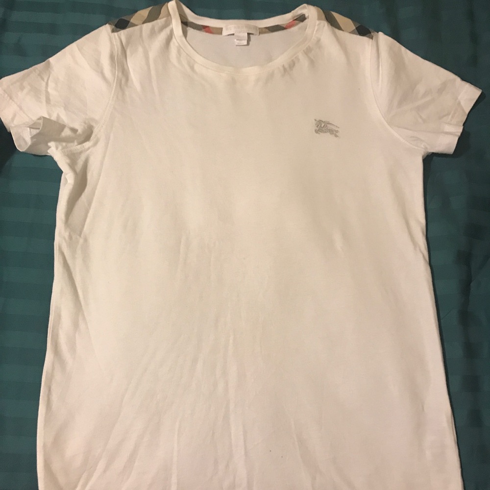 Burberry white s/s with pattern on shoulder