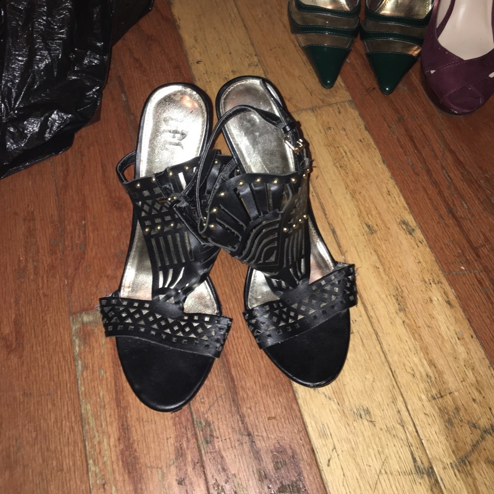Black wedges