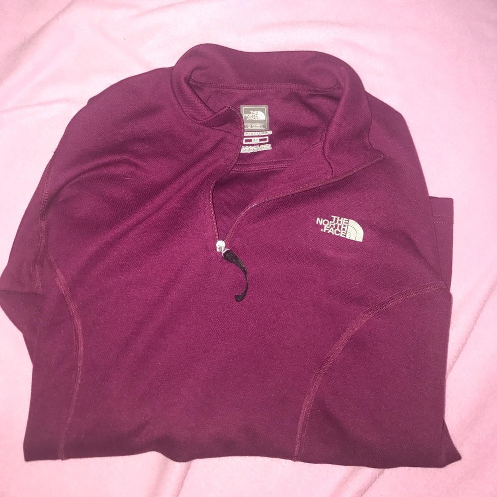 Like new! Half zip pullover from North Face.