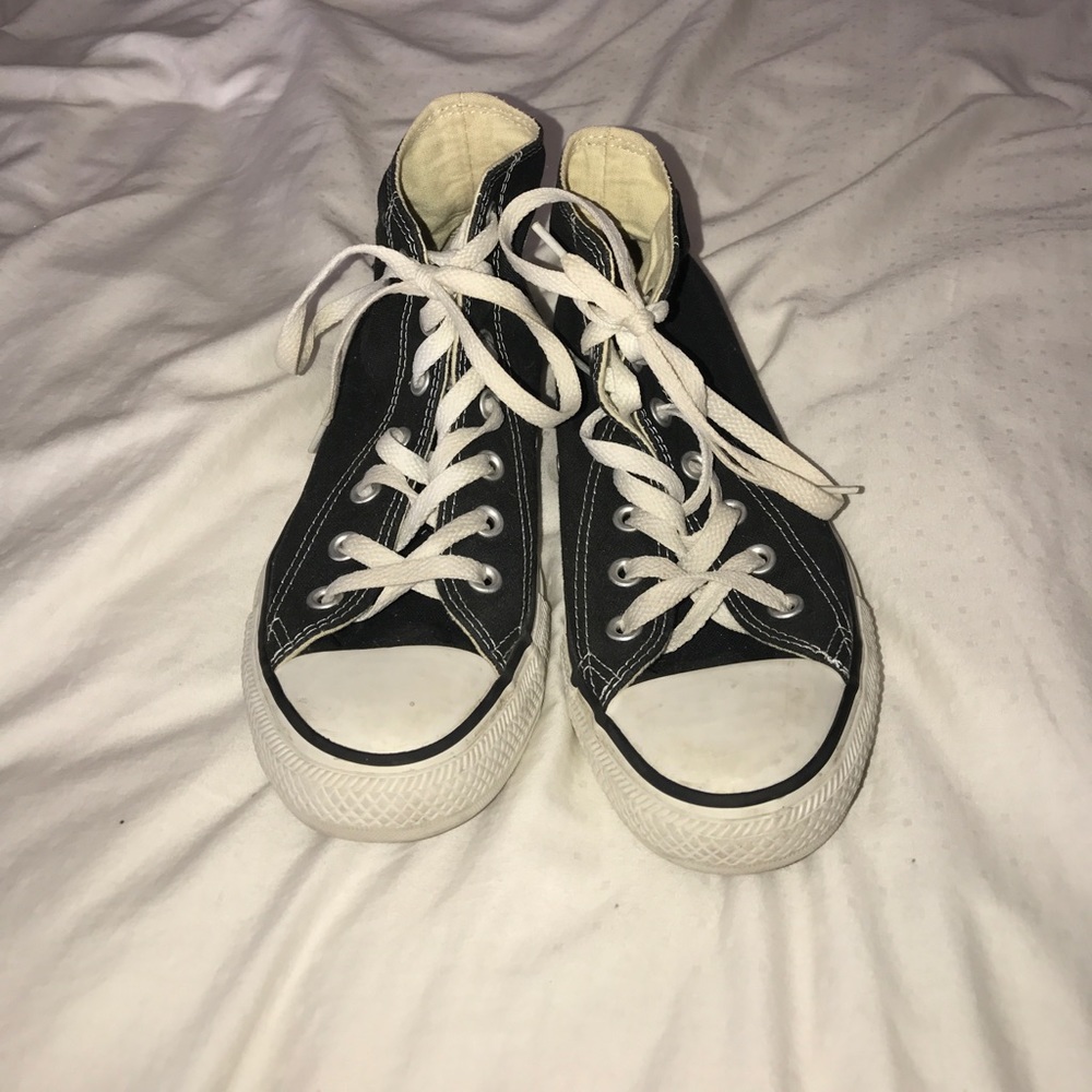 Black converse... women's 7....men's 5